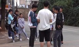 在線吃瓜--今日大賽校園大 體育生欄桿救人操視頻吃瓜 155,欄桿旁的驚險(xiǎn)一幕，網(wǎng)友熱議